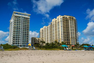 RIVIERA BEACH, FLORIDA - 7 Kasım 2023 Singer Adası 'ndaki lüks konutlar. Singer Adası, Riviera Sahili 'nin doğal plajları ve lüks otelleri olan okyanus manzaralı bir mahallesi.