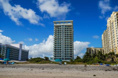 RIVIERA BEACH, FLORIDA - 7 Kasım 2023 Singer Adası 'ndaki lüks konutlar. Singer Adası, Riviera Sahili 'nin doğal plajları ve lüks otelleri olan okyanus manzaralı bir mahallesi.