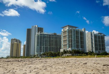 RIVIERA BEACH, FLORIDA - 7 Kasım 2023 Singer Adası 'ndaki lüks konutlar. Singer Adası, Riviera Sahili 'nin doğal plajları ve lüks otelleri olan okyanus manzaralı bir mahallesi.