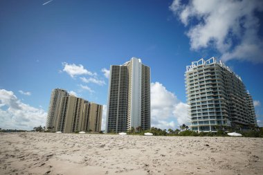 RIVIERA BEACH, FLORIDA - 7 Kasım 2023 Singer Adası 'ndaki lüks konutlar. Singer Adası, Riviera Sahili 'nin doğal plajları ve lüks otelleri olan okyanus manzaralı bir mahallesi.