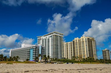 RIVIERA BEACH, FLORIDA - 7 Kasım 2023 Singer Adası 'ndaki lüks konutlar. Singer Adası, Riviera Sahili 'nin doğal plajları ve lüks otelleri olan okyanus manzaralı bir mahallesi.
