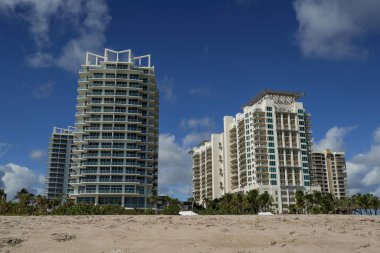 RIVIERA BEACH, FLORIDA - 7 Kasım 2023 Singer Adası 'ndaki lüks konutlar. Singer Adası, Riviera Sahili 'nin doğal plajları ve lüks otelleri olan okyanus manzaralı bir mahallesi.