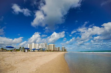 RIVIERA BEACH, FLORIDA - 7 Kasım 2023 Singer Adası 'ndaki lüks konutlar. Singer Adası, Riviera Sahili 'nin doğal plajları ve lüks otelleri olan okyanus manzaralı bir mahallesi.