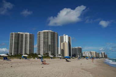 RIVIERA BEACH, FLORIDA - 7 Kasım 2023 Singer Adası 'ndaki lüks konutlar. Singer Adası, Riviera Sahili 'nin doğal plajları ve lüks otelleri olan okyanus manzaralı bir mahallesi.