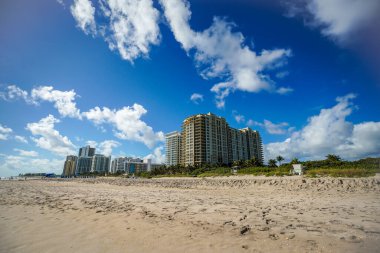 RIVIERA BEACH, FLORIDA - 7 Kasım 2023 Singer Adası 'ndaki lüks konutlar. Singer Adası, Riviera Sahili 'nin doğal plajları ve lüks otelleri olan okyanus manzaralı bir mahallesi.