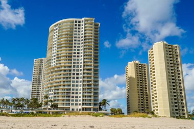 RIVIERA BEACH, FLORIDA - 7 Kasım 2023 Singer Adası 'ndaki lüks konutlar. Singer Adası, Riviera Sahili 'nin doğal plajları ve lüks otelleri olan okyanus manzaralı bir mahallesi.