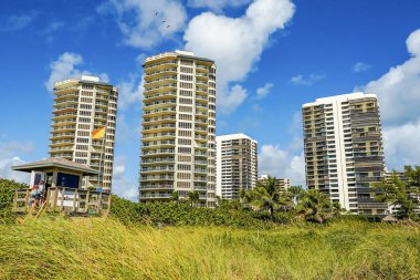 RIVIERA BEACH, FLORIDA - 7 Kasım 2023 Singer Adası 'ndaki lüks konutlar. Singer Adası, Riviera Sahili 'nin doğal plajları ve lüks otelleri olan okyanus manzaralı bir mahallesi.