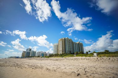 RIVIERA BEACH, FLORIDA - 7 Kasım 2023 Singer Adası 'ndaki lüks konutlar. Singer Adası, Riviera Sahili 'nin doğal plajları ve lüks otelleri olan okyanus manzaralı bir mahallesi.