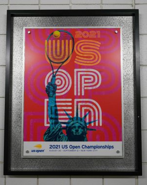 NEW YORK - 22 AĞUSTOS 2021 ABD Açık posteri New York 'taki Billie Jean King Ulusal Tenis Merkezi' nde sergileniyor 