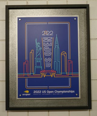 NEW YORK - 22 AĞUSTOS 2022 ABD Açık posteri New York 'taki Billie Jean King Ulusal Tenis Merkezi' nde sergileniyor 