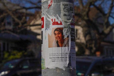 BROOKLYN, New York - 12 Aralık 2023: Hamas 'ın 7 Ekim 2023' teki saldırısından sonra kaçırılan İsrailli rehinelerin resimlerinin yer aldığı posterler Brooklyn, New York, ABD 'de yayınlandı