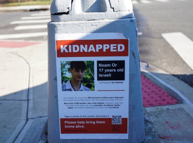 BROOKLYN, New York - 12 Aralık 2023: Hamas 'ın 7 Ekim 2023' teki saldırısından sonra kaçırılan İsrailli rehinelerin resimlerinin yer aldığı posterler Brooklyn, New York, ABD 'de yayınlandı