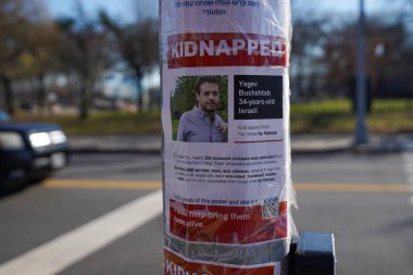 BROOKLYN, New York - 12 Aralık 2023: Hamas 'ın 7 Ekim 2023' teki saldırısından sonra kaçırılan İsrailli rehinelerin resimlerinin yer aldığı posterler Brooklyn, New York, ABD 'de yayınlandı