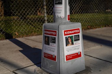 BROOKLYN, New York - 12 Aralık 2023: Hamas 'ın 7 Ekim 2023' teki saldırısından sonra kaçırılan İsrailli rehinelerin resimlerinin yer aldığı posterler Brooklyn, New York, ABD 'de yayınlandı