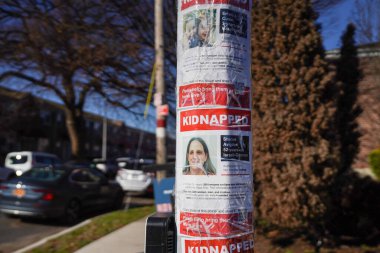 BROOKLYN, New York - 12 Aralık 2023: Hamas 'ın 7 Ekim 2023' teki saldırısından sonra kaçırılan İsrailli rehinelerin resimlerinin yer aldığı posterler Brooklyn, New York, ABD 'de yayınlandı