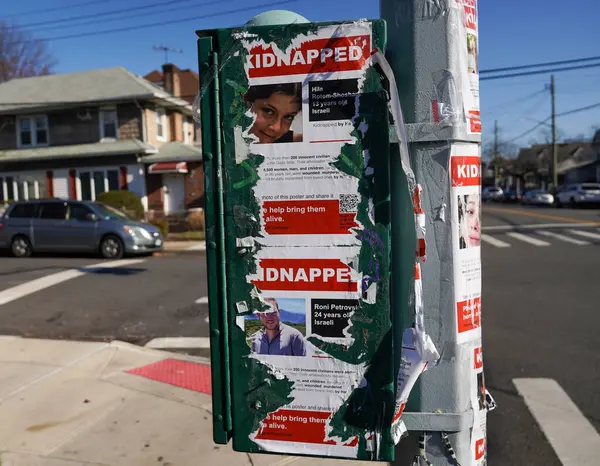 BROOKLYN, New York - 12 Aralık 2023: Hamas 'ın 7 Ekim 2023' teki saldırısından sonra kaçırılan İsrailli rehinelerin resimlerinin yer aldığı posterler Brooklyn, New York, ABD 'de yayınlandı
