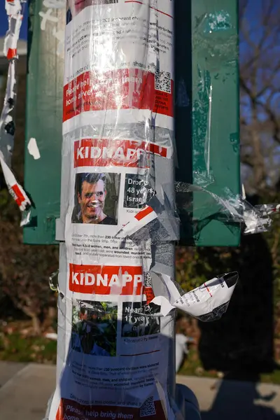 BROOKLYN, New York - 12 Aralık 2023: Hamas 'ın 7 Ekim 2023' teki saldırısından sonra kaçırılan İsrailli rehinelerin resimlerinin yer aldığı posterler Brooklyn, New York, ABD 'de yayınlandı