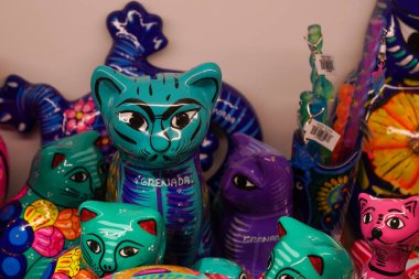 Grenada 'da yerel hatıralar sergileniyor. Grenada, Grenada olarak da adlandırılan büyük bir ada ve çevresindeki küçük adalardan oluşan bir Karayip ülkesidir.