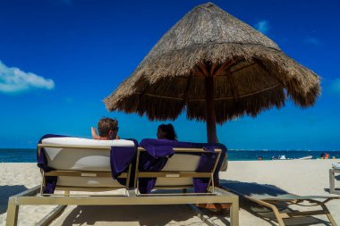 CANCUN, MEXICO - 3 Temmuz 2021: Turistler Cancun, Meksika 'daki Finest Playa Mujeres Resort' ta dinleniyor