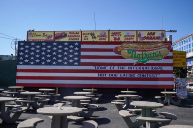 BrooKLYN, New York - 7 Mart 2023: The Nathan 's hot dog yeme yarışması alanı Coney Island, New York. Nathan 'ın Ünlü Sosisli Yeme Yarışması, Nathan Handwerker' ın restoran açtığı yıl olan 1916 'dan beri her 4 Temmuz' da Coney Adası 'nda düzenlenmektedir..