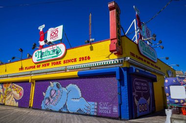 BROOKLYN, New York - 7 Mart 2023: The Nathan 's Famous, New York, New York' un Brooklyn ilçesinin Coney Island Mahallesi 'ndeki Coney Island Boardwalk' ta yer alıyor.. 