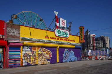 BROOKLYN, New York - 7 Mart 2023: The Nathan 's Famous, New York, New York' un Brooklyn ilçesinin Coney Island Mahallesi 'ndeki Coney Island Boardwalk' ta yer alıyor.. 