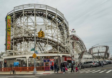 BrooKLYN, NEW YORK - 9 Mayıs 2021: Brooklyn 'in Coney Island bölgesinde tarihi dönüm noktası. Kasırga, 26 Haziran 1927 'de açılan tarihi ahşap bir hız trenidir.