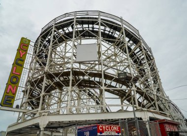 BrooKLYN, NEW YORK - 9 Mayıs 2021: Brooklyn 'in Coney Island bölgesinde tarihi dönüm noktası. Kasırga, 26 Haziran 1927 'de açılan tarihi ahşap bir hız trenidir.