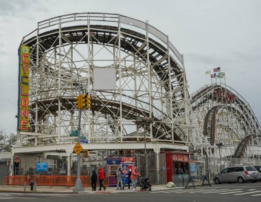 BrooKLYN, NEW YORK - 9 Mayıs 2021: Brooklyn 'in Coney Island bölgesinde tarihi dönüm noktası. Kasırga, 26 Haziran 1927 'de açılan tarihi ahşap bir hız trenidir.