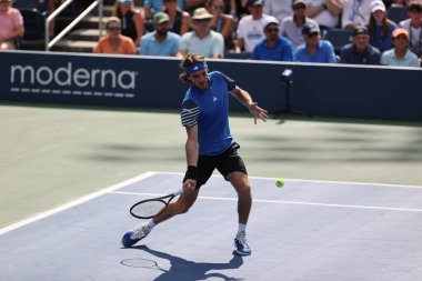 NEW YORK - 30 AUGust 2023: Profesyonel tenisçi Stefanos Tsitsipas, New York 'taki Billie Jean King Ulusal Tenis Merkezi' nde oynanan 2023 ABD Açık ikinci tur karşılaşması sırasında görev başında