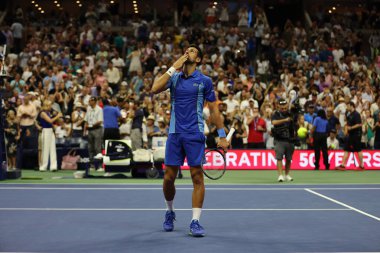 NEW YORK - SEPTEMBER 3, 2023: Sırbistan Grand Slam Şampiyonu Novak Cokoviç, ABD 'nin New York' taki Billie Jean King Ulusal Tenis Merkezi 'nde Hırvat Borna Gojo' ya karşı oynadığı 16 turluk final karşılaşmasının ardından zaferini kutladı