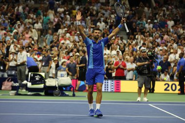 NEW YORK - SEPTEMBER 3, 2023: Sırbistan Grand Slam Şampiyonu Novak Cokoviç, ABD 'nin New York' taki Billie Jean King Ulusal Tenis Merkezi 'nde Hırvat Borna Gojo' ya karşı oynadığı 16 turluk final karşılaşmasının ardından zaferini kutladı