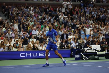NEW YORK - SEPTEMBER 3, 2023: Sırbistan Grand Slam Şampiyonu Novak Cokoviç, New York 'taki Billie Jean King Ulusal Tenis Merkezi' nde Hırvat Borna Gojo 'ya karşı oynadığı 2023 ABD Açık 16 turluk karşılaşmasında görev aldı
