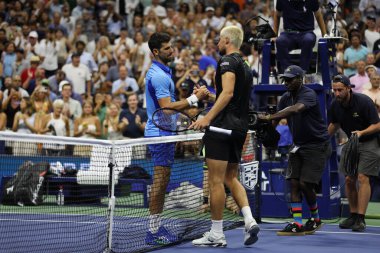 NEW YORK - SEPTEMBER 3, 2023: Sırbistan Grand Slam Şampiyonu Novak Cokoviç (L) ve Hırvat Borna Gojo, New York 'taki Billie Jean King Ulusal Tenis Merkezi' nde oynanan 2023 ABD Açık turu sonrasında kucaklaştılar