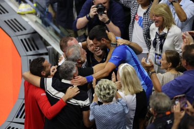 NEW YORK - SEPTEMBER 10, 2023 ABD Açık Şampiyonu Novak Cokoviç, New York 'taki USTA Billie Jean King Ulusal Tenis Merkezi' nde Rus Daniil Medvedev 'e karşı oynanan Erkekler Single Final Maçı sonrasında takımıyla zaferini kutladı