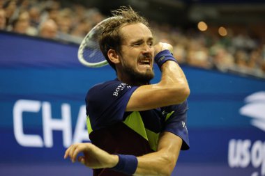 NEW YORK - SEPTEMBER 10, 2023: Rusya 'dan Daniil Medvedev, Sırbistan Açık Şampiyonu Novak Cokoviç ile oynanan 2023 ABD Açık Tenis Turnuvası' nda New York 'taki USTA Billie Jean King Ulusal Tenis Merkezi' nde karşılaştı