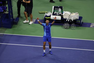 NEW YORK - SEPTEMBER 10, 2023 ABD Açık Şampiyonu Novak Cokoviç, New York 'taki USTA Billie Jean King Ulusal Tenis Merkezi' nde Rus Daniil Medvedev 'e karşı oynanan Erkekler Final Maçı sonrasında zaferini kutladı