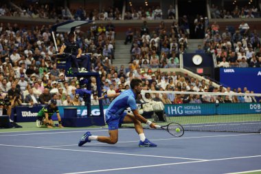 NEW YORK - SEPTEMBER 10, 2023 ABD Açık Şampiyonu Novak Cokoviç, New York 'taki USTA Billie Jean King Ulusal Tenis Merkezi' nde Rus Daniil Medvedev 'e karşı oynanan Erkekler Tekli Final Maçında