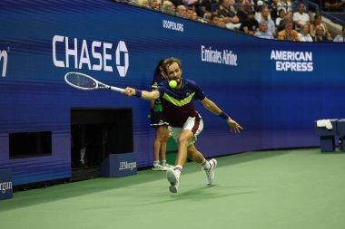 NEW YORK - SEPTEMBER 10, 2023: Rusya 'dan Daniil Medvedev, Sırbistan Açık Şampiyonu Novak Cokoviç ile oynanan 2023 ABD Açık Tenis Turnuvası' nda New York 'taki USTA Billie Jean King Ulusal Tenis Merkezi' nde karşılaştı
