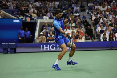 NEW YORK - SEPTEMBER 10, 2023 ABD Açık Şampiyonu Novak Cokoviç, New York 'taki USTA Billie Jean King Ulusal Tenis Merkezi' nde Rus Daniil Medvedev 'e karşı oynanan Erkekler Tekli Final Maçında