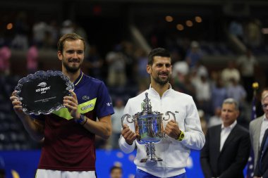 NEW YORK - SEPTEMBER 10, 2023: Rusya 'dan Daniil Medvedev (L) ve New York' taki USTA Billie Jean King Ulusal Tenis Merkezi 'nde oynanan Erkekler Single Final Maçı sonrasında Sırbistan Açık Şampiyonu Novak Cokoviç