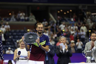 NEW YORK - SEPTEMBER 10, 2023: 2023 ABD Açık finalisti Daniil Medvedev, Sırbistan 'daki Novak Cokoviç' e karşı düzenlenen USTA Billie Jean King Ulusal Tenis Merkezi 'nde düzenlenen Erkekler Single Final Maçı sonrasında düzenlenen ödül sunumunda Rusya Açık finalisti