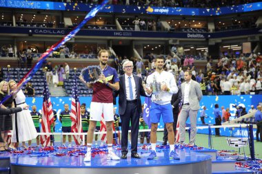 NEW YORK - SEPTEMBER 10, 2023: Rusya 'dan Daniil Medvedev (L) ve New York' taki USTA Billie Jean King Ulusal Tenis Merkezi 'nde oynanan Erkekler Single Final Maçı sonrasında Sırbistan Açık Şampiyonu Novak Cokoviç
