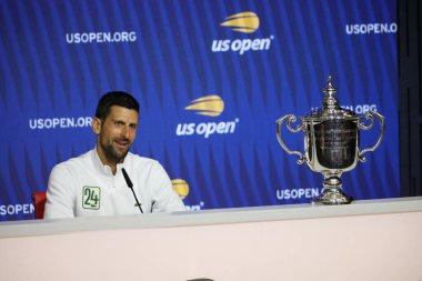 NEW YORK - SEPTEMBER 10, 2023 ABD Açık Şampiyonu Novak Cokoviç, New York 'taki USTA Billie Jean King Ulusal Tenis Merkezi' nde Rus Daniil Medvedev ile oynanan Erkekler Final Maçı sonrasında düzenlediği basın toplantısında