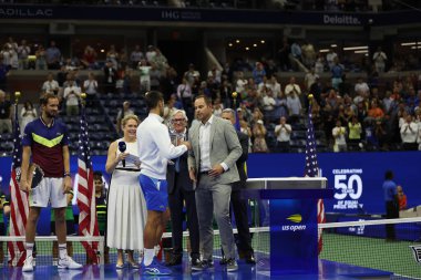 NEW YORK - 10 Eylül 2023: Andy Roddick (R), New York 'taki USTA Billie Jean King Ulusal Tenis Merkezi' nde oynanan Erkekler Single Finali sonrasında Sırbistan Açık Şampiyonu Novak Cokoviç 'e ödül verdi