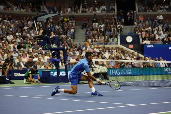 NEW YORK - SEPTEMBER 10, 2023 ABD Açık Şampiyonu Novak Cokoviç, New York 'taki USTA Billie Jean King Ulusal Tenis Merkezi' nde Rus Daniil Medvedev 'e karşı oynanan Erkekler Tekli Final Maçında