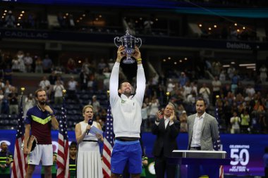 NEW YORK - SEPTEMBER 10, 2023 ABD Açık Şampiyonu Novak Cokoviç, Rusya 'daki Daniil Medvedev ile New York' taki USTA Billie Jean King Ulusal Tenis Merkezi 'nde oynanan Erkekler Single Final Maçı' nın ardından düzenlenen ödül sunumunda