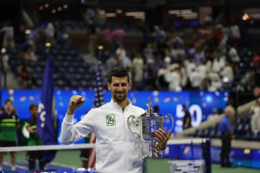 NEW YORK - SEPTEMBER 10, 2023 ABD Açık Şampiyonu Novak Cokoviç, Rusya 'daki Daniil Medvedev ile New York' taki USTA Billie Jean King Ulusal Tenis Merkezi 'nde oynanan Erkekler Single Final Maçı' nın ardından düzenlenen ödül sunumunda