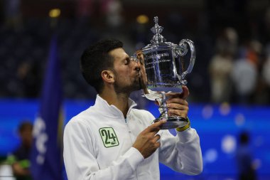 NEW YORK - SEPTEMBER 10, 2023 ABD Açık Şampiyonu Novak Cokoviç, Rusya 'daki Daniil Medvedev ile New York' taki USTA Billie Jean King Ulusal Tenis Merkezi 'nde oynanan Erkekler Single Final Maçı' nın ardından düzenlenen ödül sunumunda