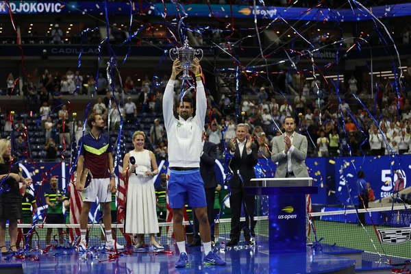 NEW YORK - SEPTEMBER 10, 2023 ABD Açık Şampiyonu Novak Cokoviç, Rusya 'daki Daniil Medvedev ile New York' taki USTA Billie Jean King Ulusal Tenis Merkezi 'nde oynanan Erkekler Single Final Maçı' nın ardından düzenlenen ödül sunumunda